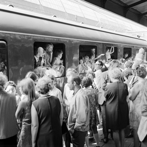 883107 Afbeelding van drukte op het vierde perron van het N.S.-station Amsterdam C.S. te Amsterdam, met een groep ...